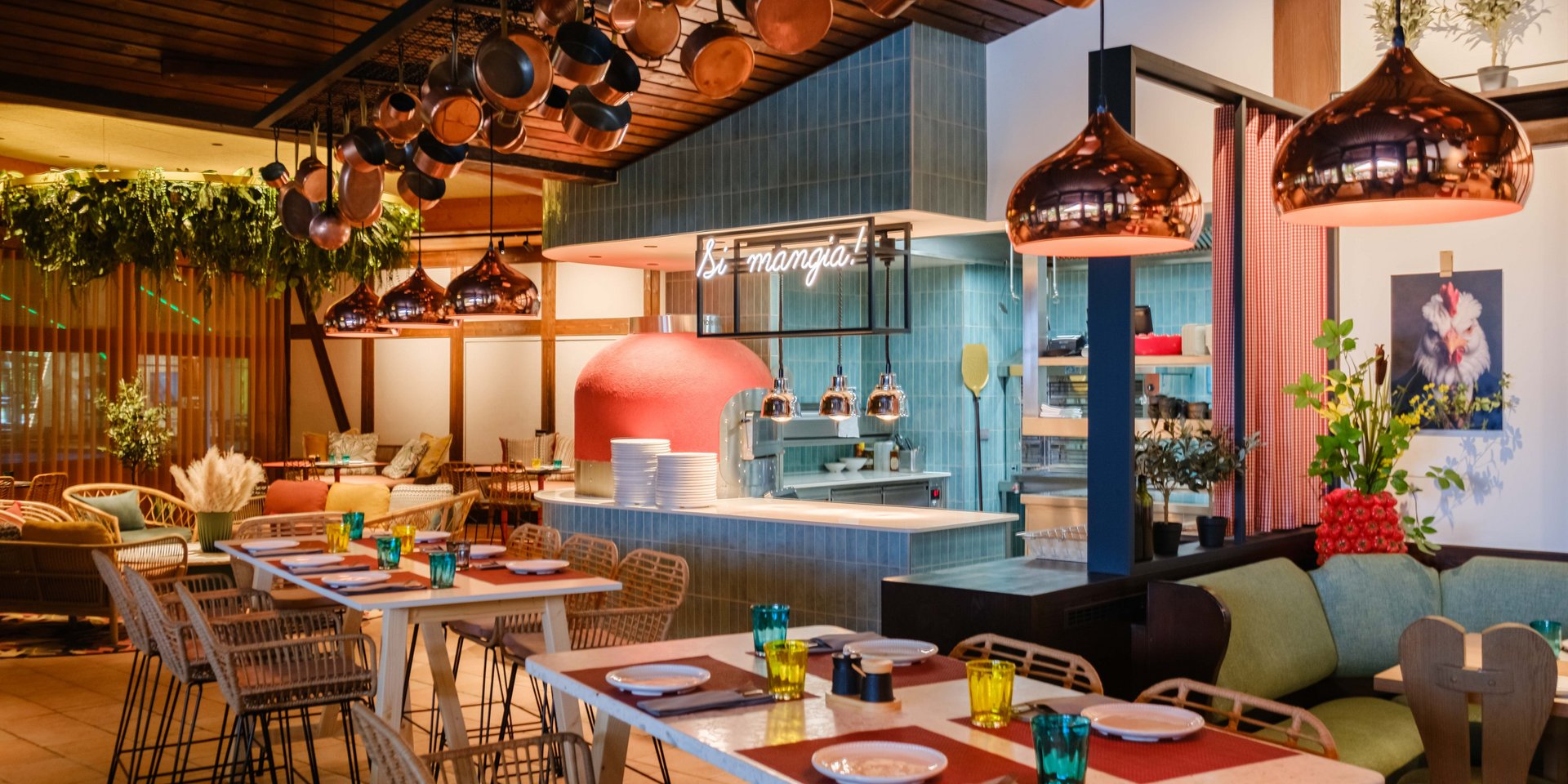 Moderne Inneneinrichtung des Lucia mit Kupferlampen und mediterranem Flair im Schwarzwald.