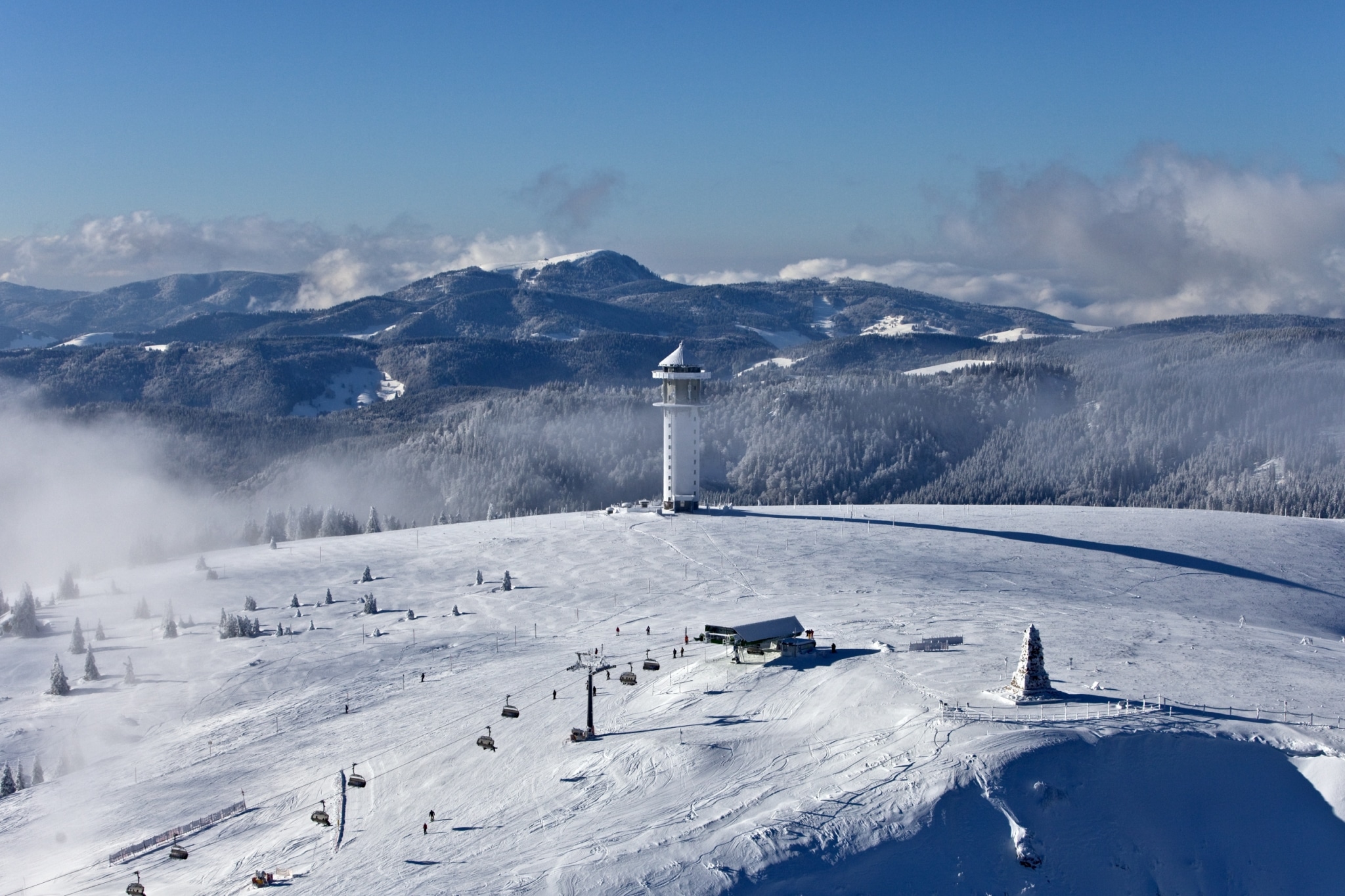 Winterlicher Schwarzwald mit Feldberg-Turm - ©HTG