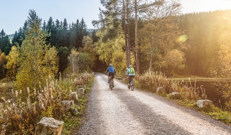 Radfahrer am Schluchsee im Schwarzwald