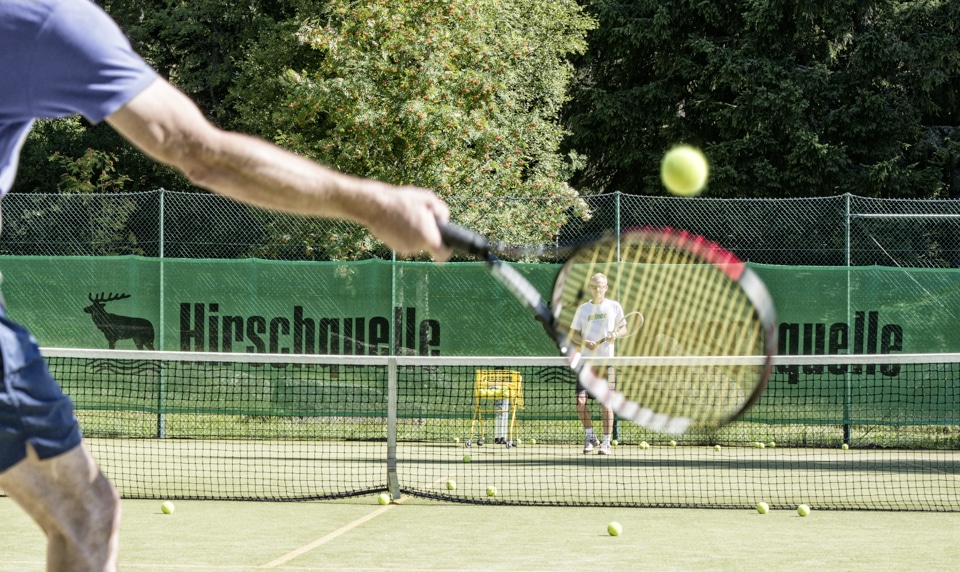 Tennismatch zweier Spieler auf Aussenplatz - Vier Jahreszeiten am Schluchsee