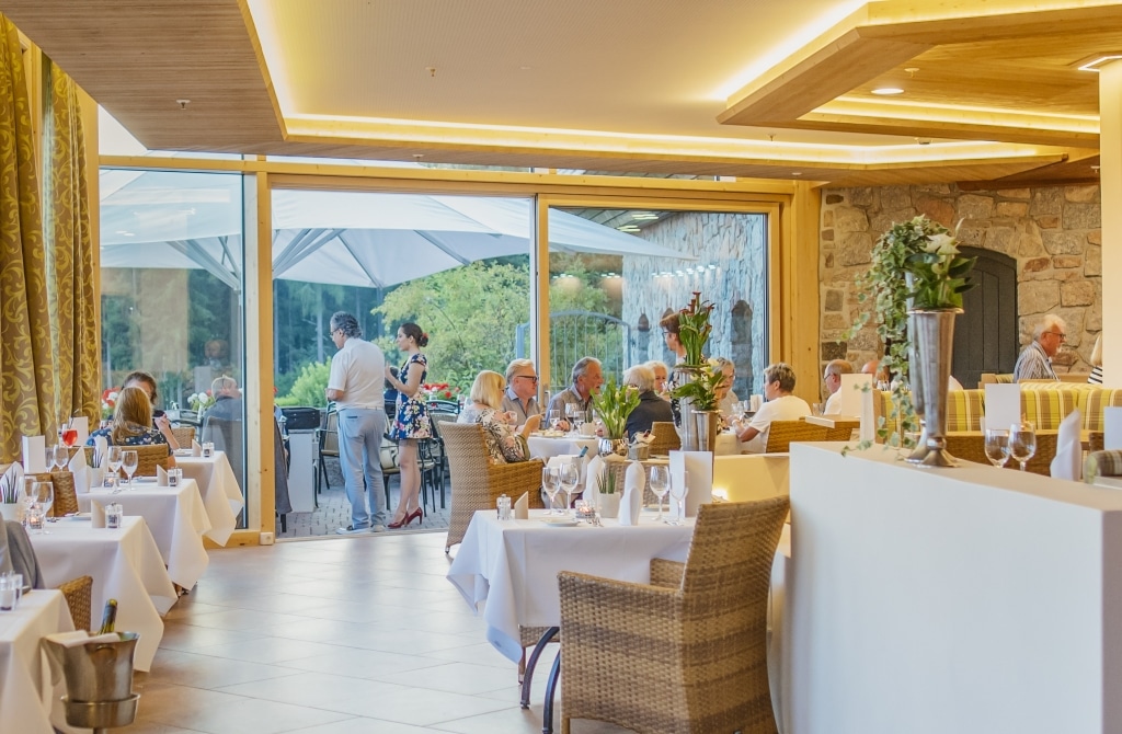 Restaurantbereich im Vier Jahreszeiten am Schluchsee mit Terrasse