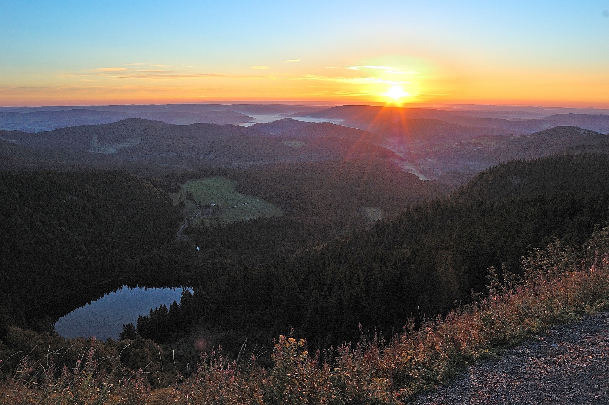 Sonnenaufgang vom Feldberg mit Feldsee © HTG