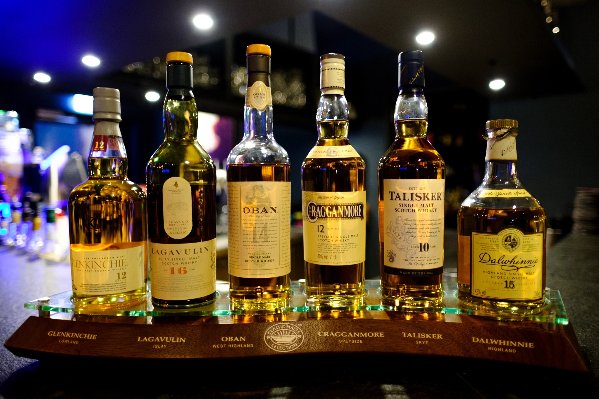Verschiedene gefüllte Whiskeyflaschen stehen auf einer Bartheke