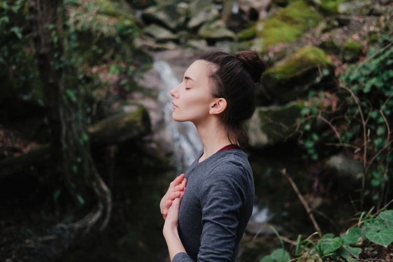 Frau ist in sich gekehrt beim Yoga in der Natur