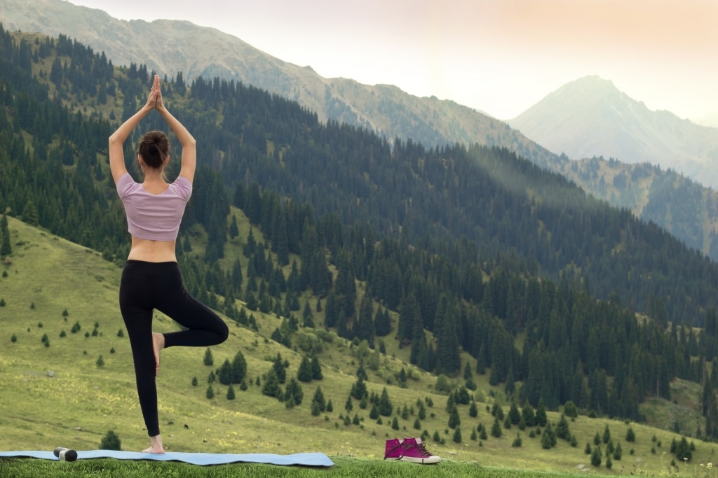 Frau in Yogapose vor Schwarzwaldpanorama